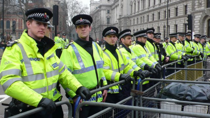 https://salarnews.in/public/uploads/images/newsimages/maannewsimage15092025_155556_UK police.png